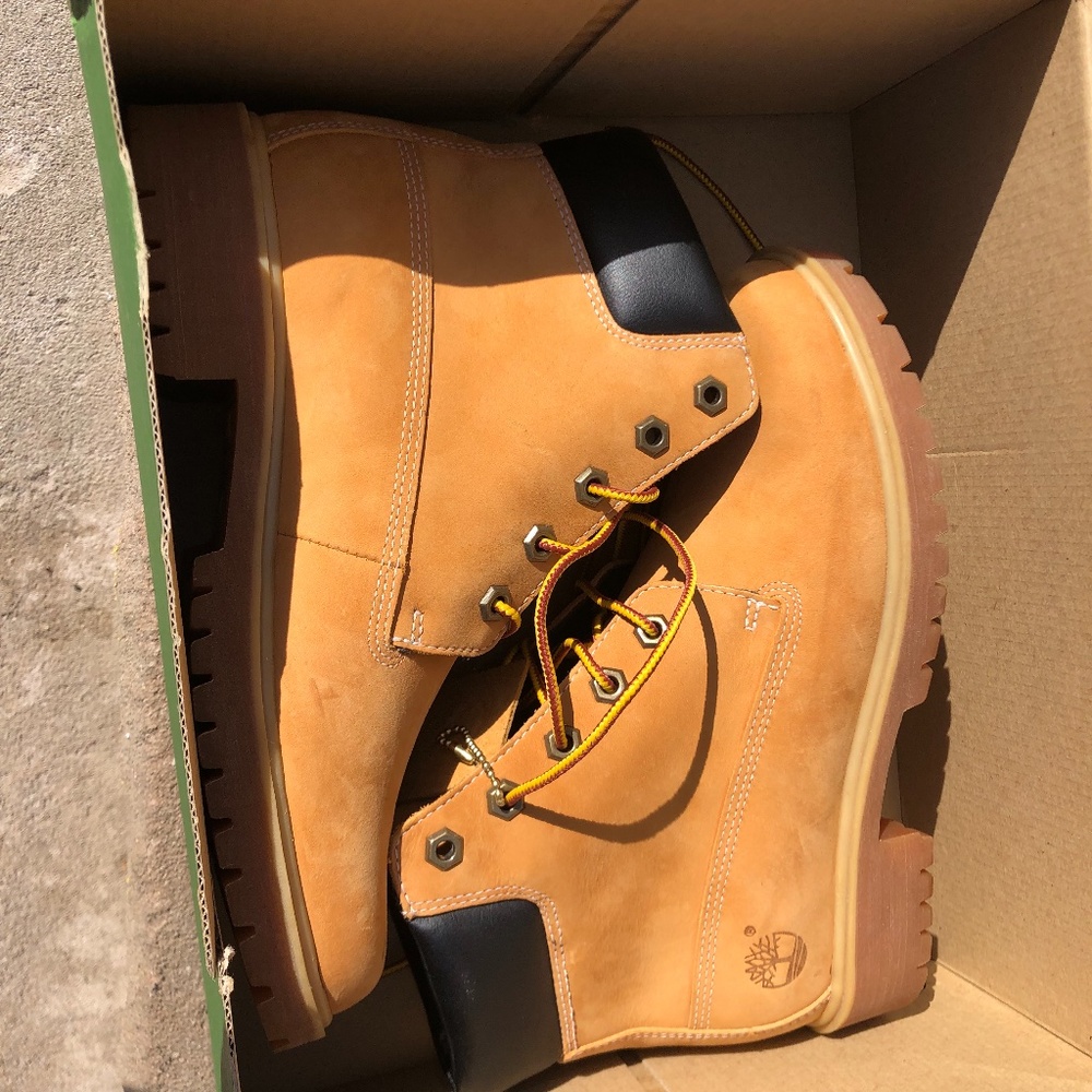 Women’s Timberland premium 6 inch waterproof boots size 6.5